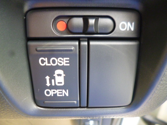 【左側パワースライドドア】左側がパワースライドドアになっており、運転席のスイッチやスマートキーのボタンからでも開閉が可能です！狭い駐車場でのお子様の乗り降りに便利です！