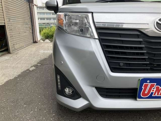 悪天候時にヘッドランプの明かりを補助するLEDフロントフォグランプ付