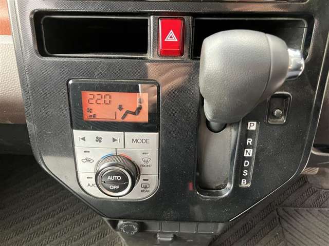 オートエアコンなので、お好みの温度に設定するだけで車内を快適空間にしてくれます。