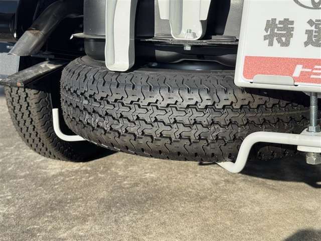 スペアタイヤ付属。まだまだ使えます