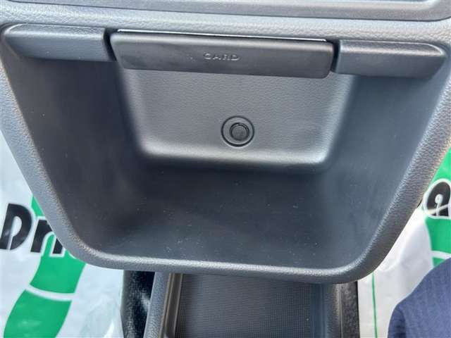 その下には深め小物入れ