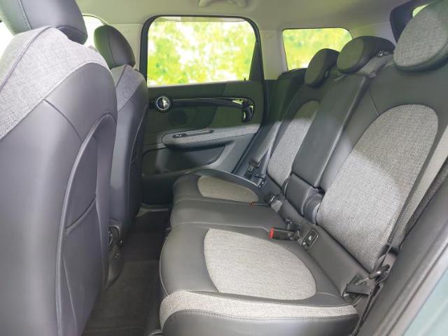 WECARSでは各商談席に大型モニターをご用意しております！見やすい大画面でゆったりと全国の在庫をご覧いただけます！是非ご来店お待ちしております！