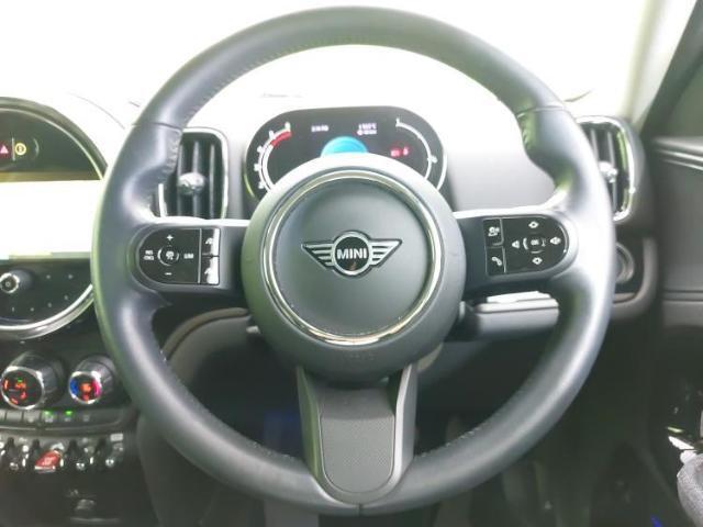 WECARSの展示場では実際に見て、触ってお車をお選びいただけます！知識の豊富な営業スタッフが様々なカーライフをご提案いたします！