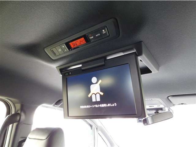 後席用に大画面のフリップダウンモニターを装備。TVやDVDビデオを楽しみながら快適なドライブができます。　リヤ席用エアコンもフルオートエアコンになっています。