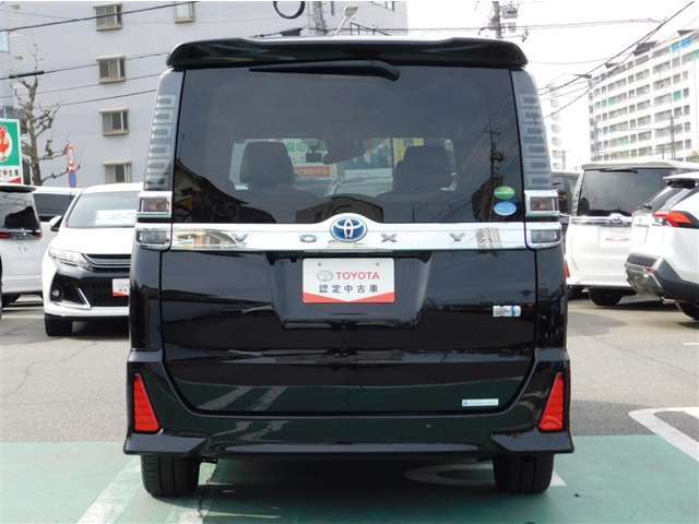 重たいバックドアを半ドア状態にまですれば、自動でバックドアを引き込み全閉状態にしてくれるイージークローザーを装備しています。