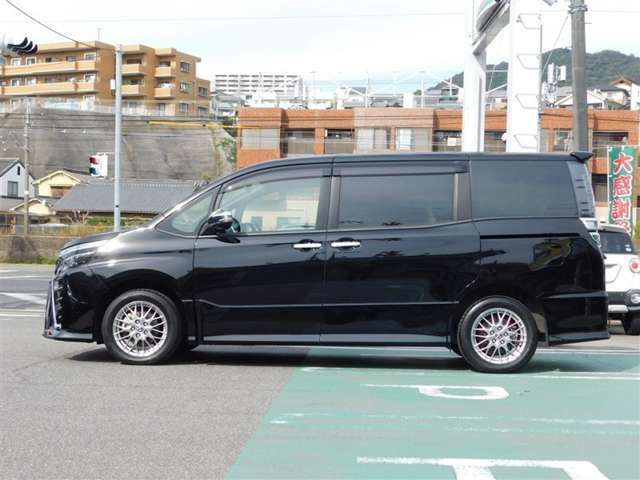 リヤのスライドドアは左右ともに電動で開閉させることができます。リモコンキー・運転席にあるスイッチでも開閉をコントロールできます。