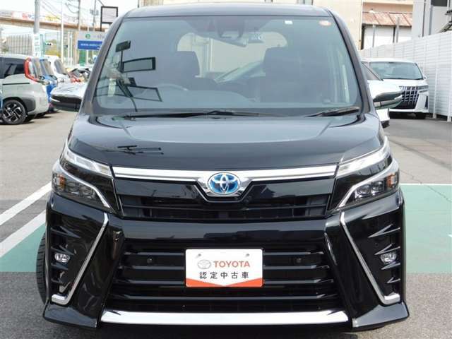 薄型のLEDヘッドランプユニットと大型エアロバンパーが装着されたクールな印書のフロントマスク。ボディカラーはメッキパーツが映えるブラック。