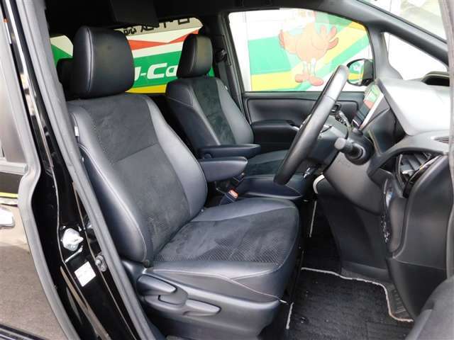 煌III特別装備のソフトレザーxアルカンターラ表皮の高級感あふれるアームレスト付きシート。運転席はシート上下アジャスター付きで細かなポジション調整が可能です。