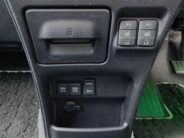 運転席と助手席にはシートヒーターが装備されています。充電用USBポート2口・外部映像入力端子のHDMI端子も装備されています。