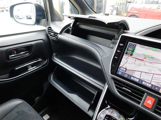 助手席前のグローブBOXは2段式の大容量タイプ。