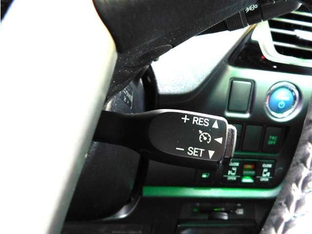 高速道路などでアクセルを踏み続けなくても一定の速度で走行できるクルーズコントロール付き。長距離ドライブの疲労を軽減できます。