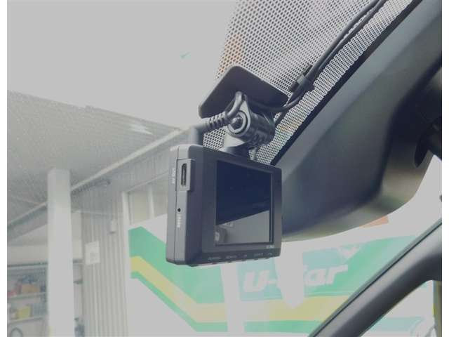 万が一の時の決定的瞬間を記録する前後2カメラタイプのドライブレコーダーを装備。