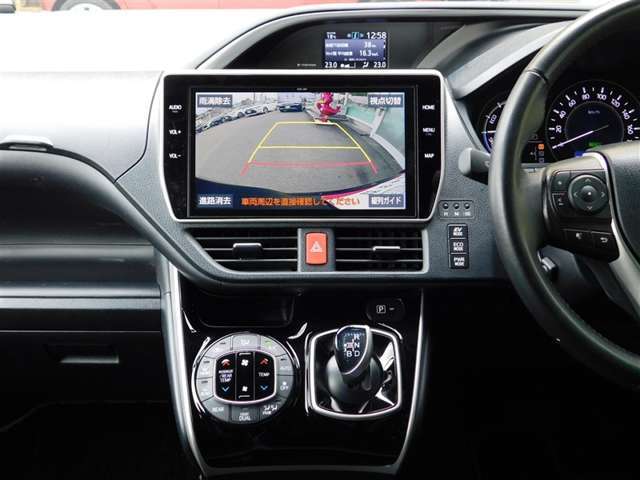 大画面10インチディスプレイの純正ナビゲーション（NSZT-Y86T）　フルセグTV・Bluetooth オーディオ＆ハンズフリー通話にも対応。後方の視界をカバーする雨滴除去機能付きバックカメラも装備