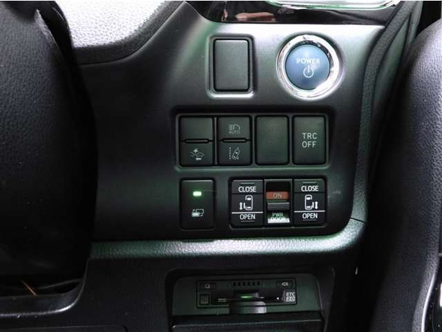 プッシュ式START＆STOPスマートキー。キーを取り出さなくてもドアロックのロック＆アンロック・エンジンの始動＆停止ができます。ビルトインタイプETC2.0も付いています。