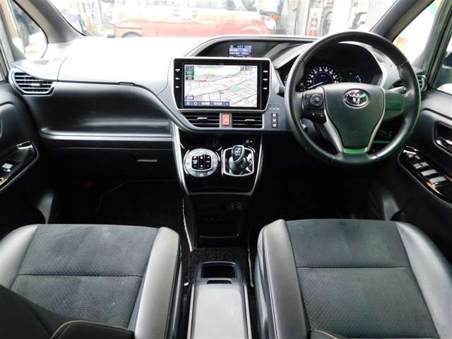 各操作系を機能的にレイアウトし使いやすく設計デザインされたインストルメントパネル。インパネシフトなので前席の足元スペースも広々♪