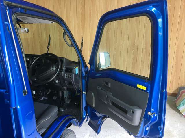 禁煙、走行7350kmでシャッター付き車庫保管で内装外装の状態は大変綺麗です・WRブルー5速4WDです。