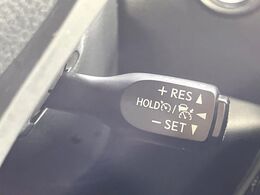 【レーダークルーズコントロール】高速道路での長距離走行が楽に！！自動で速度を保つクルーズコントロールが、衝突軽減システムと連携し、前方の車両を感知して車間を保つように速度調節してくれます！！