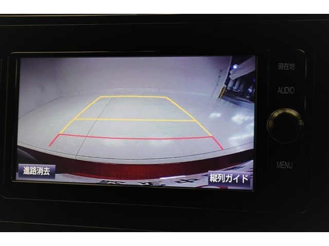 バックモニターがあれば車庫入れ時など、後ろが確認できて安心です。運転に自信がない方にはおすすめの装備です。ただし、バック時目視での確認も忘れずに。