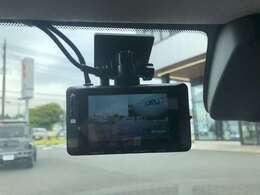 ドライブレコーダーの写真になります。昨今、車に必須な装備になってます！万が一があったときにしっかり記録されていると安心です。駐車監視機能がついている機種もありますので、盗難防止にも一役買ってます！