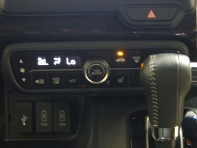【フルオートエアコン】暑くてジメジメした季節に車内を冷やすだけでなく、除湿機能によりガラスのくもり防止にもお役に立ちます！ご家庭のエアコンと同じく温度を設定すれば、あとはエアコンにお任せです