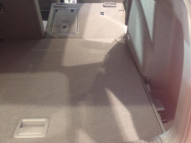 リヤシートを倒せば長さのあるお荷物も楽々！！