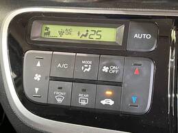 【オートエアコン】一度お好みの温度に設定すれば、車内の温度を検知し風量や温度を自動で調整。暑い…寒い…と何度もスイッチ操作をする必要はありません。快適な車内空間には必須の機能ですね♪