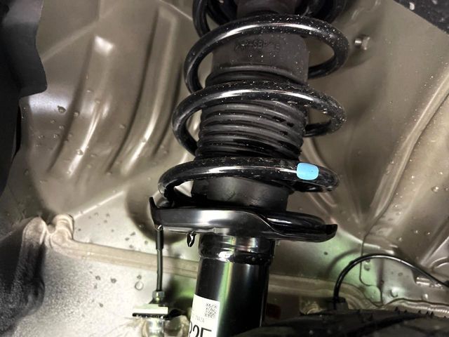 お車を安心してお乗りいただく為には、足回りの定期点検が欠かせません。サービスサポート（有償保証）では無料点検もご提供しており、安心のカーライフをお過ごしいただけるサポート体制が整っています。