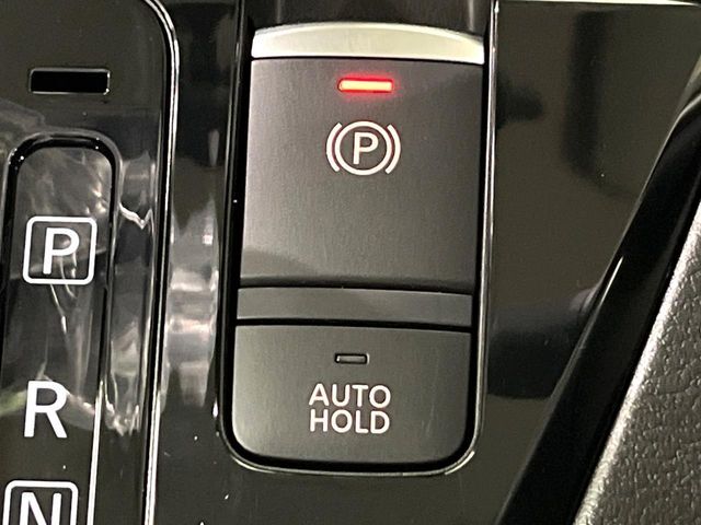 【電動パーキングブレーキ】パーキングブレーキは便利な電動式！ボタン一つで操作でき、アクセルを踏めば自動で解除されます♪レバーやペダルが無いので運転席廻りもすっきりしますね♪
