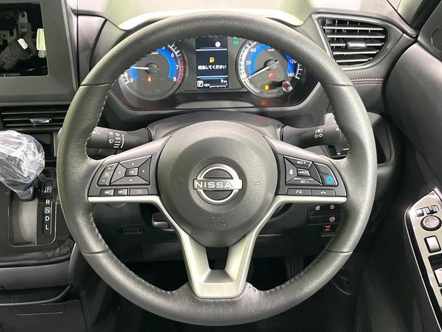 【ステアリングスイッチ】運転中、前方から目線をそらすことなく、オーディオ等の操作が可能な便利機能！安心＆快適なドライブを演出してくれます♪