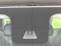 【インテリジェントエマージェンシーブレーキ】フロントカメラで前方の車両や歩行者を検知。衝突しそうな時は衝突被害軽減ブレーキが作動、衝突回避をサポート。より安全にドライブをお楽しみいただけます。
