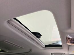 【サンルーフ】開放感たっぷりの希少装備、サンルーフが装着されています！車内に明かりを取り入れたり景色を楽しむ以外にも、車内の空気も簡単に換気できて快適です！【サンルーフ】開放感たっぷりの希少装備、サン