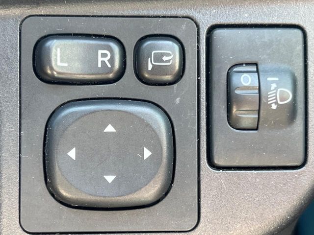 【電動格納ミラー】サイドミラーは電動格納式となっており、狭い駐車場でもキズがつくリスクを抑えられます。