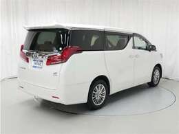 バックカメラが付いているので後方確認が非常にしやすいです。今や運転初心者も熟練者も必須装備！ついていて損はないですね♪
