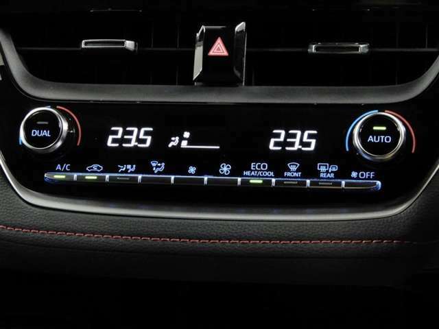 左右で温度調整の出来るデュアルオートエアコン完備☆快適な車内空間で会話も弾みます♪