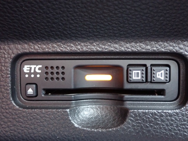■【ETC車載器】が装備されています。セットアップをしてお渡しとなり、ETCカードを差し込むだけで高速道路の利用が可能です。