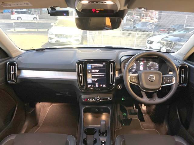 XC40を使いこなして、アクティブな毎日を思い切り楽しんでください！シートアレンジが通常時のままでも十分場広さです。また、折りたたむこともできるラゲッジフロアを活用すればさまざまな荷物にも対応可能！