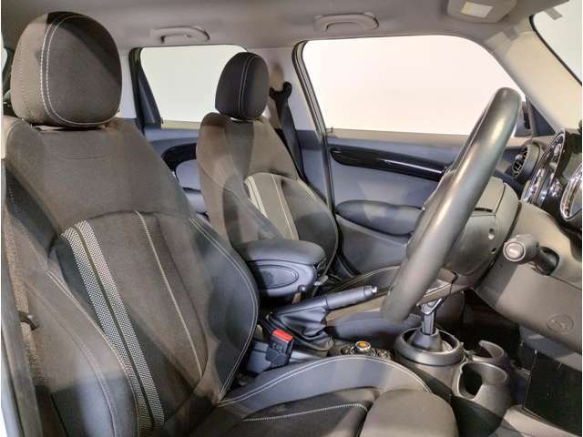 MINIの少し硬めのシートは乗り降りもしやすく、長距離ドライブでも疲れにくいように設計されております！