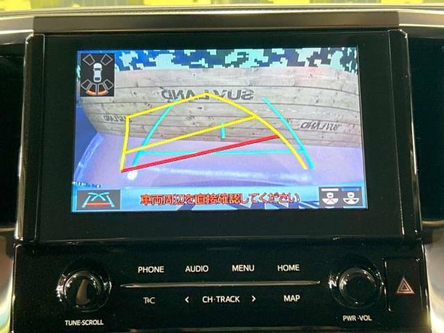 【バックカメラ】駐車時に後方がリアルタイム映像で確認できます。大型商業施設や立体駐車場での駐車時や、夜間のバック時に大活躍！運転スキルに関わらず、今や必須となった装備のひとつです！
