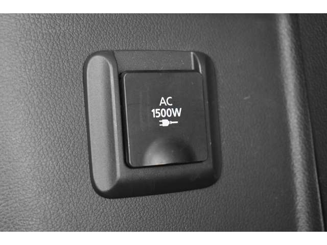 AC100Vのコンセントを装備。最大1500Wまで電力を取り出せますので、アウトドアでのご使用はもちろん、災害時等の緊急事態の備えにもお役立ていただけます☆