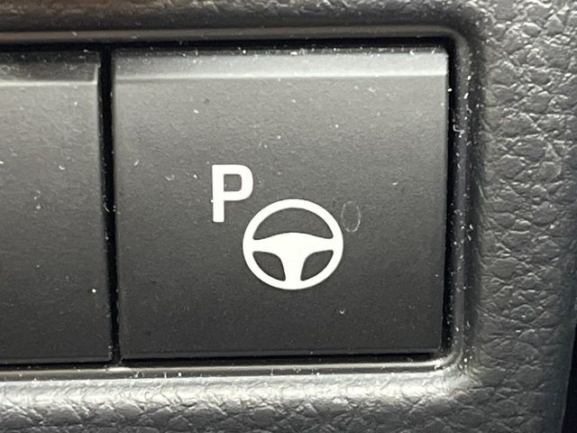 【駐車支援システム】駐車スペースを検知し、スムーズな駐車をアシスト。狭いスペースへの駐車など、駐車に自信の無い方におすすめの機能です♪