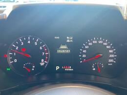 タコメーター付きのメーターです。瞬間燃費や平均燃費、航続可能距離が表示可能で、必要な情報を一目で確認できます。