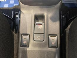 スイッチ一つで簡単に操作できる電動パーキングを搭載。シフト操作やアクセルと連動してパーキングブレーキが作動・解除されるため、スムーズな発進が可能に。また、ブレーキホールド機能も付いています。