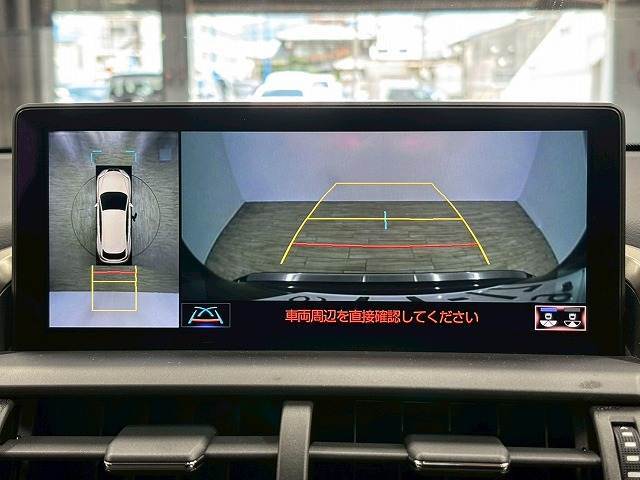 【全方位モニター】 クルマを上空から見下ろしているかのように、直感的に周囲の状況を把握できます。
