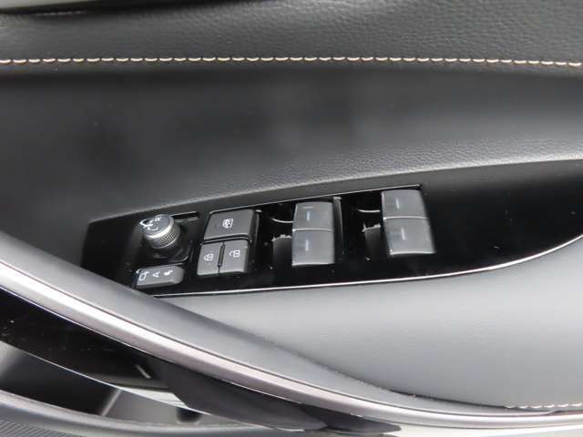 運転席のパワーウインドースイッチ部です。よく触れる場所だからこそ、使用状態があらわれますよね。ぜひこうした所もチェックしてください。