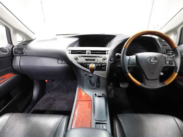 上質で落ち着いた印象のインパネ。視界も広々で運転しやすいです。