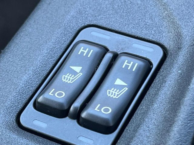 【シートヒーター】寒い日に重宝するシートヒーター！エアコンより早く温まってくれるので寒がりの人も安心ですね♪エアコンの温風は乾燥するから苦手、という方にもをおすすめです。