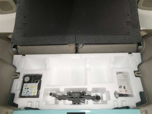 【ジャッキやパンク修理キット】タイヤ交換には必需品ですね！万が一に役立つ工具です。緊急時に備え、使い方をしっかり覚えておきましょう。