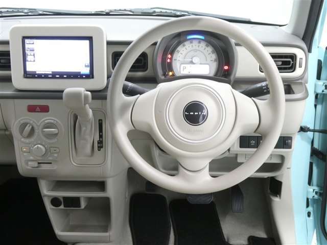 【徹底洗浄クリーニング実施済】運転席からの視界はこんな感じです☆お気軽にご来店いただき、実際に座って是非お確かめください。ドライバーに寄り添う快適な操作フィールをもたらすステアリングです。