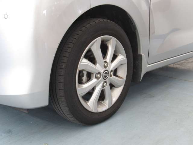 ◆アルミホイール◆純正のアルミホイールが標準装備で付いています！ホイルだけで見た目がとてもスタイリッシュです★