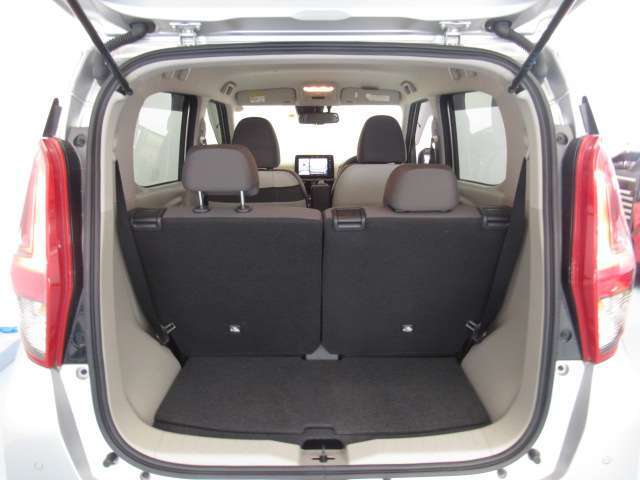 後部座席に座れる状態でも荷室はこれだけ広さがあります！お出かけやお買い物にも重宝します。ついつい買い物しすぎても安心ですね♪